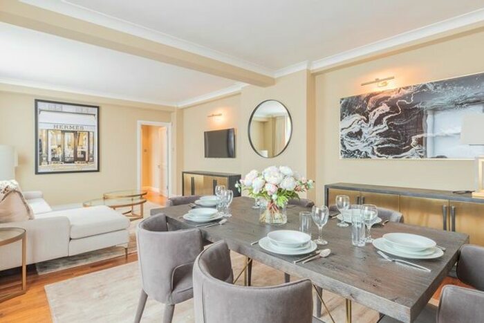 3 Bedroom Flat To Rent In Hill Street, Mayfair, London, W1J