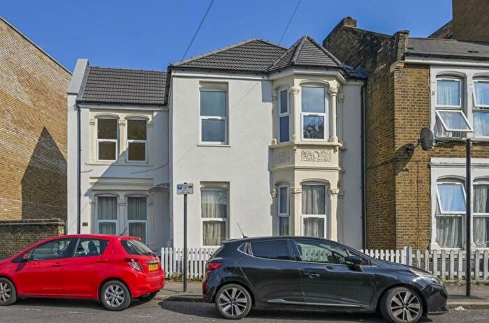 2 Bedroom Flat To Rent In Oak Crescent, London, E16