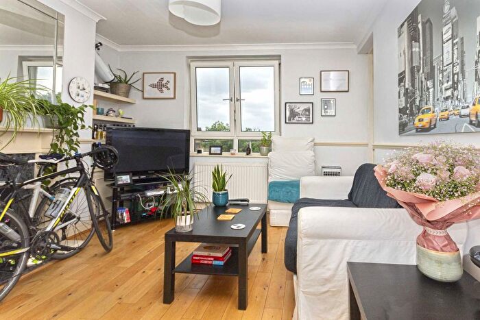 2 Bedroom Flat To Rent In Munster Road, Fulham, London, SW6