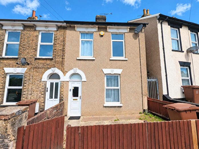2 Bedroom Terraced House To Rent In Station Road, Strood, ME2
