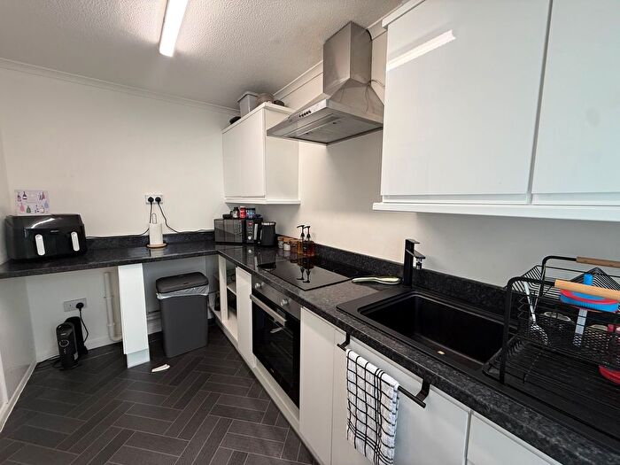 2 Bedroom Flat To Rent In Dukes Mill, Romsey, SO51