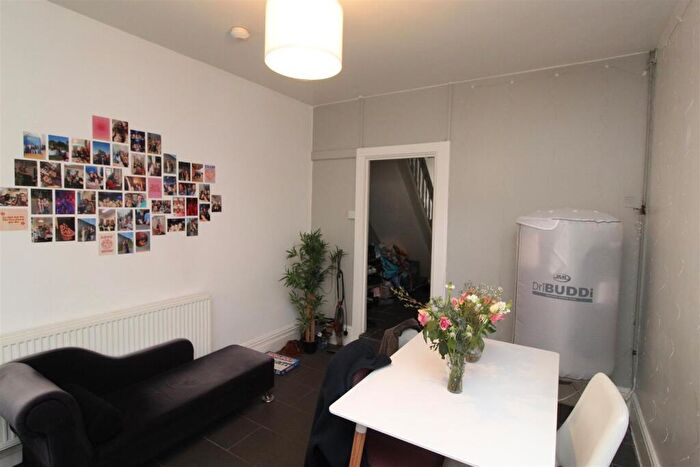 5 Bedroom Private Hall To Rent In Llanishen Street, Heath, Cardiff, CF14