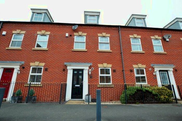 3 Bedroom Town House To Rent In Hawthorn Square, Wakefield, WF3