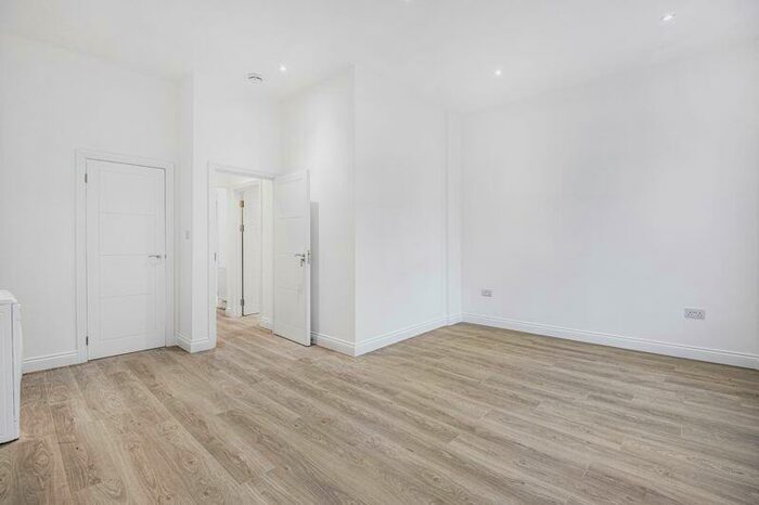 1 Bedroom Flat To Rent In Windmill Hill, Enfield Chase, EN2