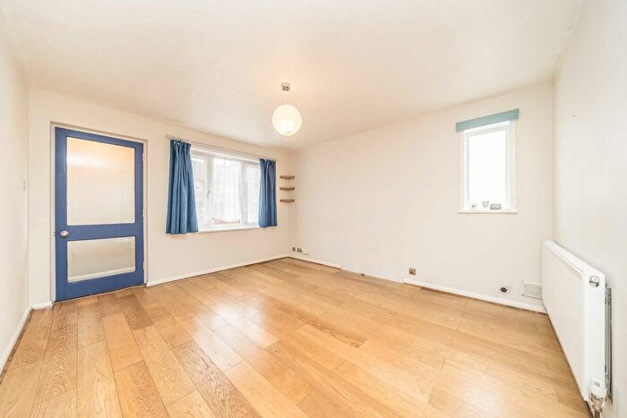 1 Bedroom Maisonette To Rent In Harvesters Close, Isleworth, TW7
