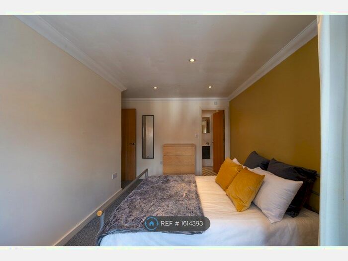 6 Bedroom Semi-Detached House To Rent In Radcliffe Mount, Nottingham, NG2