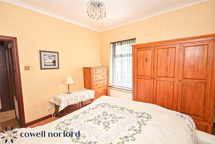 3 Bedroom End Of Terrace House For Sale In Hollin Lane, Bamford, Rochdale, OL11