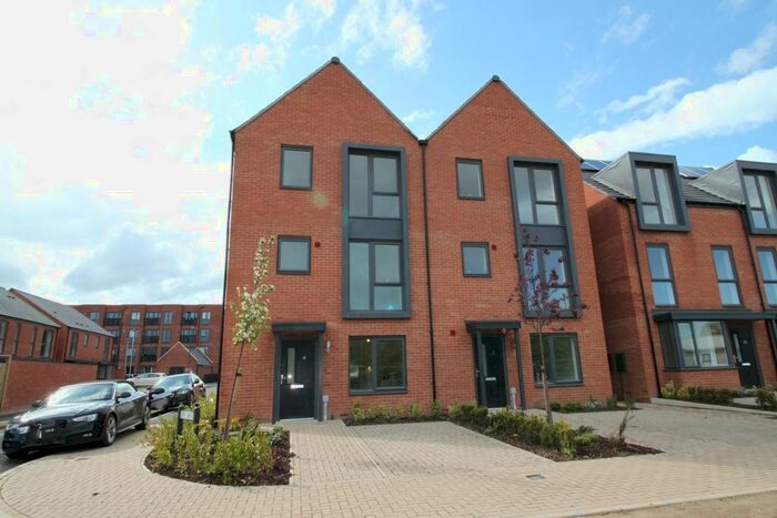 4 Bedroom House To Rent In Newtonmore Drive, Manor Kingsway, DE22