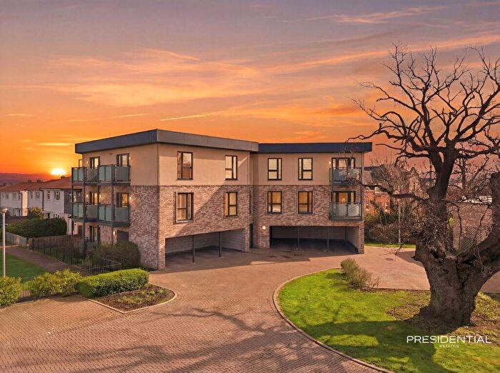 1 Bedroom Flat For Sale In Nova Court Newmans Lane, Loughton, IG10