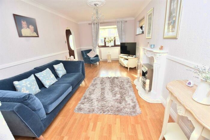 2 Bedroom Detached Bungalow For Sale In Paarl Road, Canvey Island, SS8