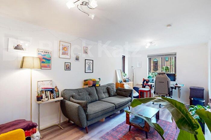 1 Bedroom Flat To Rent In Riverside Close, Clapton, E5
