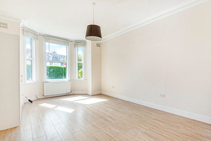 Flat To Rent In Fortis Green, London, N2