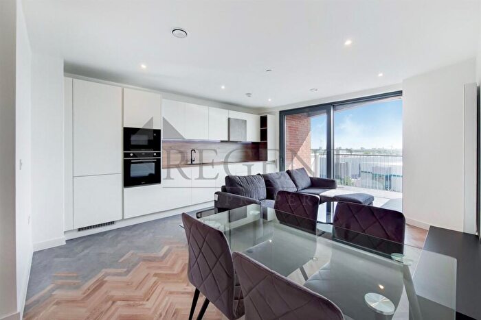 2 Bedroom Apartment To Rent In Skyline Apartments, Makers Yard, E3