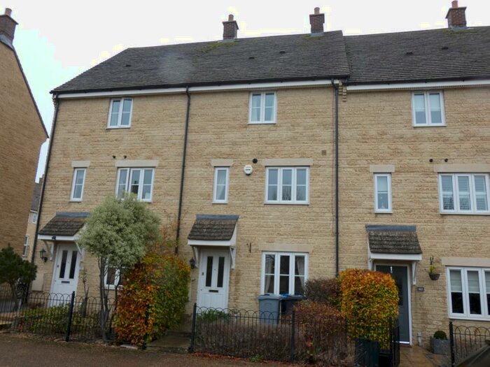 3 Bedroom Town House To Rent In Bluebell Way, Carterton, Oxon, OX18