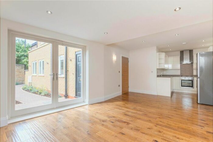 2 Bedroom Flat To Rent In Niveda Close, Shepherds Bush, W12