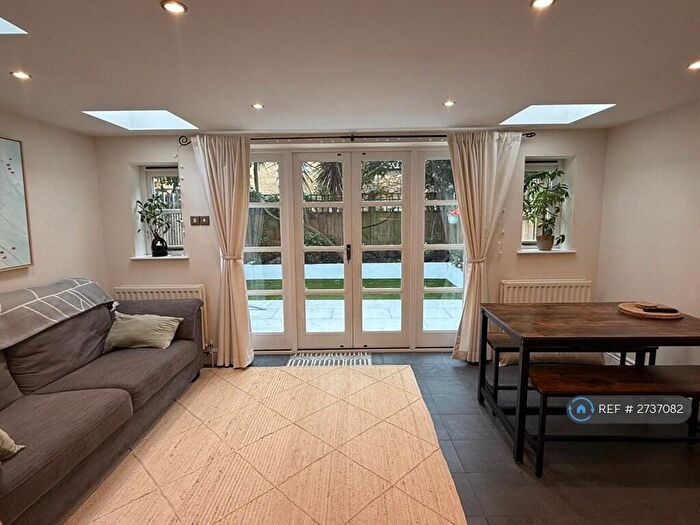 2 Bedroom Flat To Rent In Comyn Road, London, SW11