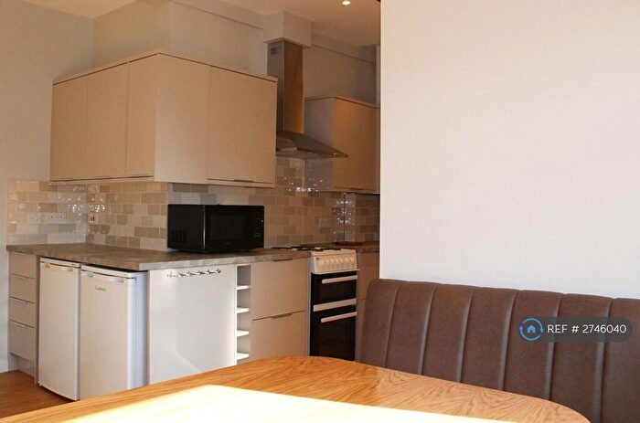 4 Bedroom Flat To Rent In Hawks Road, Kingston Upon Thames, KT1