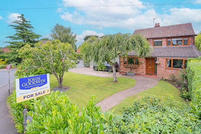 4 Bedroom Detached House For Sale In Stonebow Road, Drakes Broughton, Worcestershire, WR10