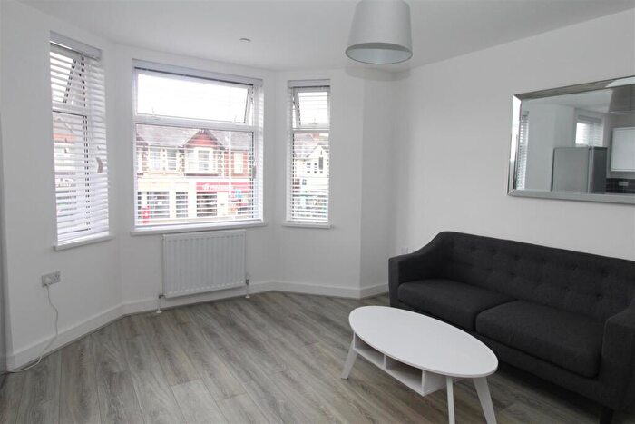 2 Bedroom Flat To Rent In Caerphilly Road, Birchgrove, Cardiff, CF14