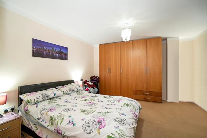 1 Bedroom Apartment For Sale In Bath Road, Slough, SL1