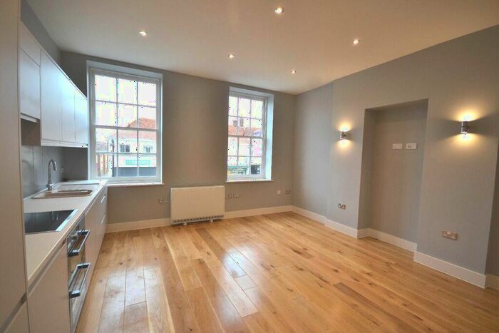 2 Bedroom Flat To Rent In - High Street, Epping, CM16