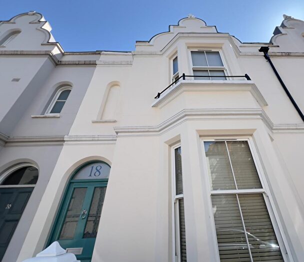 6 Bedroom End Of Terrace House To Rent In Clarendon Avenue. Leamington Spa, CV32