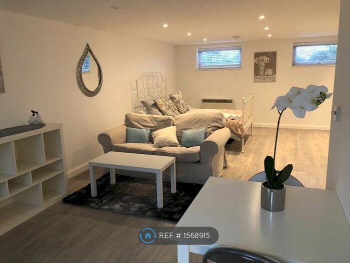 Studio To Rent In Slough, Slough, SL1