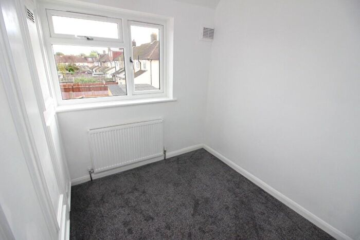 3 Bedroom End Of Terrace House For Sale In Kingshill Avenue, Worcester Park, Surrey, KT4