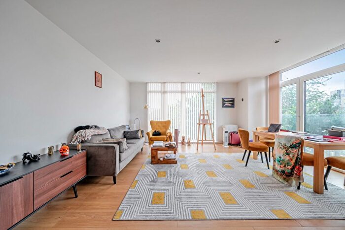 2 Bedroom Flat For Sale In Cornell Square, Clapham, London, SW8