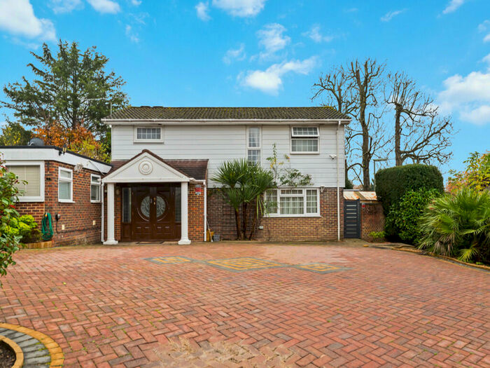 4 Bedroom Detached House To Rent In Parklands Way, Worcester Park, Surrey, KT4
