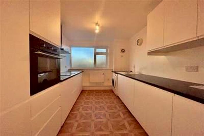 2 Bedroom Flat To Rent In Westwood Road - Central, SO17
