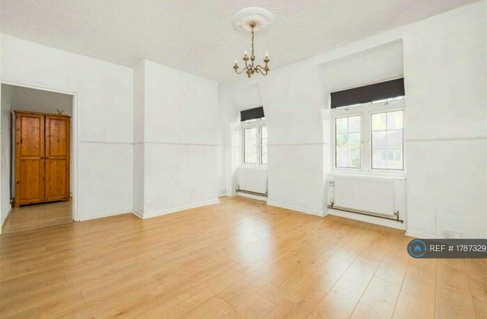 2 Bedroom Flat To Rent In Ballamore Road, London, BR1