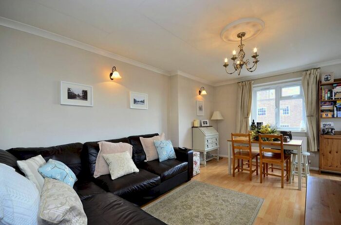 2 Bedroom Flat To Rent In Daws Lane, Mill Hill, London, NW7