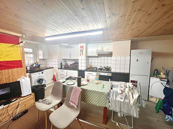 6 Bedroom Terraced House To Rent In Wrangthorn Terrace, Hyde Park, Leeds, LS6