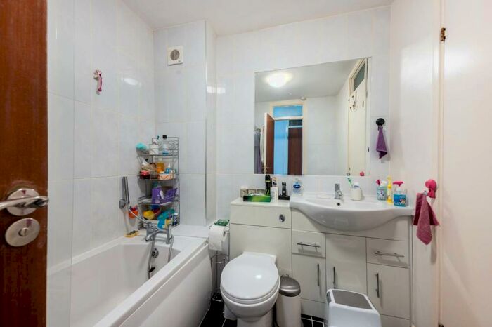 1 Bedroom Flat To Rent In Queens Road, Kingston, Kingston Upon Thames, KT2