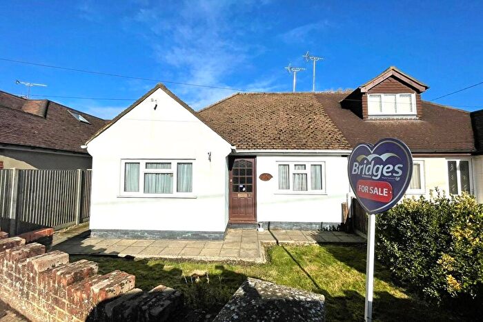 3 Bedroom Bungalow For Sale In Kings Avenue, Tongham, Surrey, GU10