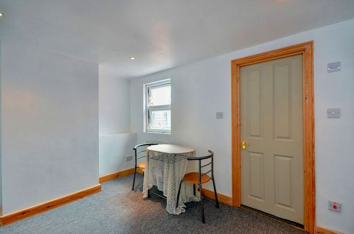 1 Bedroom Flat To Rent In Rostella Road, Tooting, London, SW17