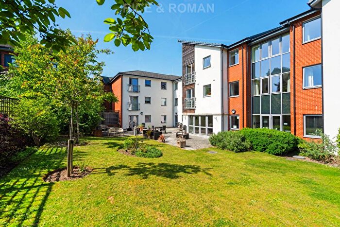 2 Bedroom Flat For Sale In Kings Place, Fleet, GU51