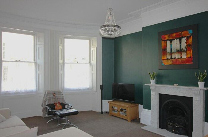 1 Bedroom Flat To Rent In Brunswick Place, Hove, East Sussex, BN3