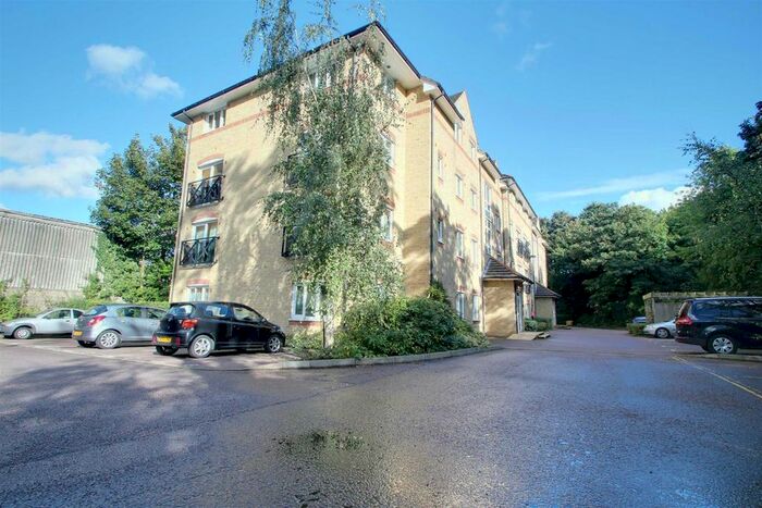 2 Bedroom Flat To Rent In Hardings Close, Hemel Hempstead, HP3