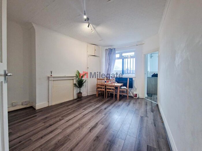 2 Bedroom Flat To Rent In Bromley Hill, Bromley, BR1