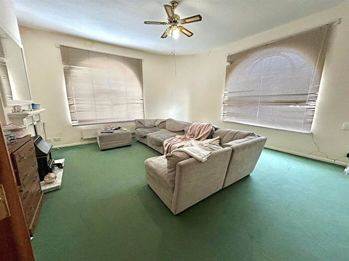 2 Bedroom Flat To Rent In Avenue Road, Chesterfield, S41