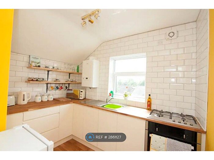 2 Bedroom Flat To Rent In Stockport Road, Manchester, M19