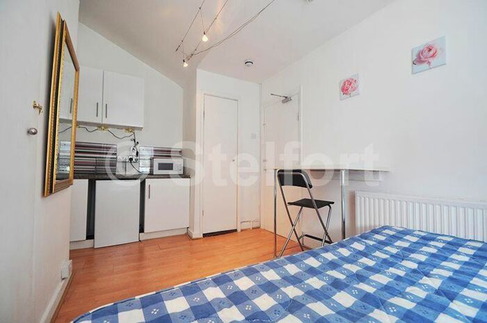 Flat To Rent In Commercial Road, London, E14