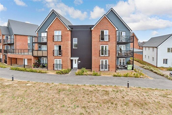2 Bedroom Flat For Sale In Dearman Crescent, Hythe, Kent, CT21