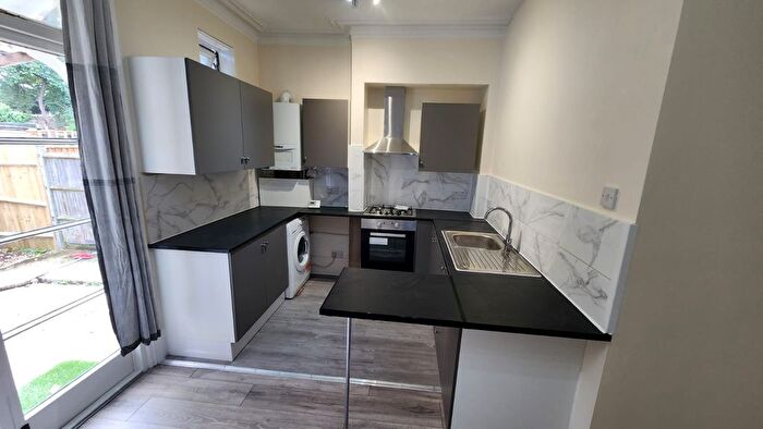 3 Bedroom Flat To Rent In Hanworth Road, Hounslow, TW3