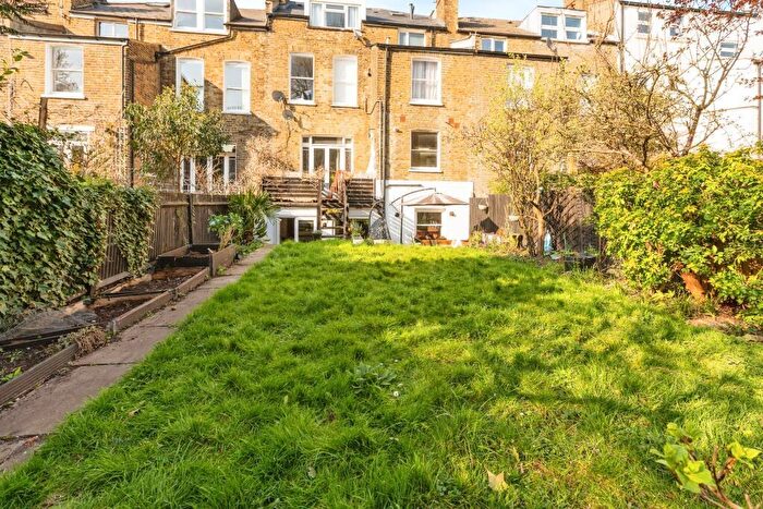 3 Bedroom Apartment To Rent In Dunsmure Road, London, N16
