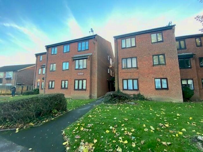 Flat To Rent In Birchanger Road, London, SE25