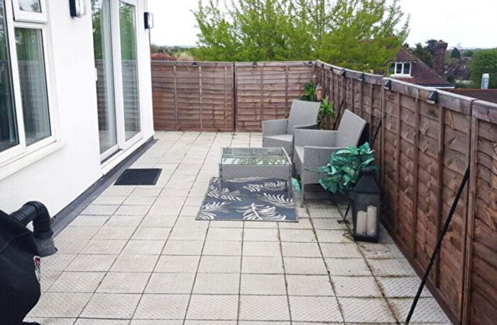 1 Bedroom Flat For Sale In Norbury Court - North Finchley - London -, N12