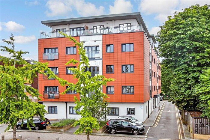 1 Bedroom Flat For Sale In London Road, Mitcham, Surrey, CR4